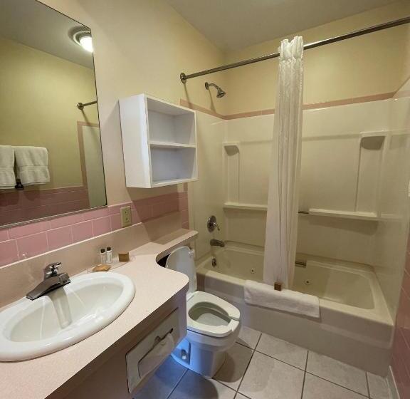 Mohican Resort Motel, Conveniently Located To All Lake George Attractions