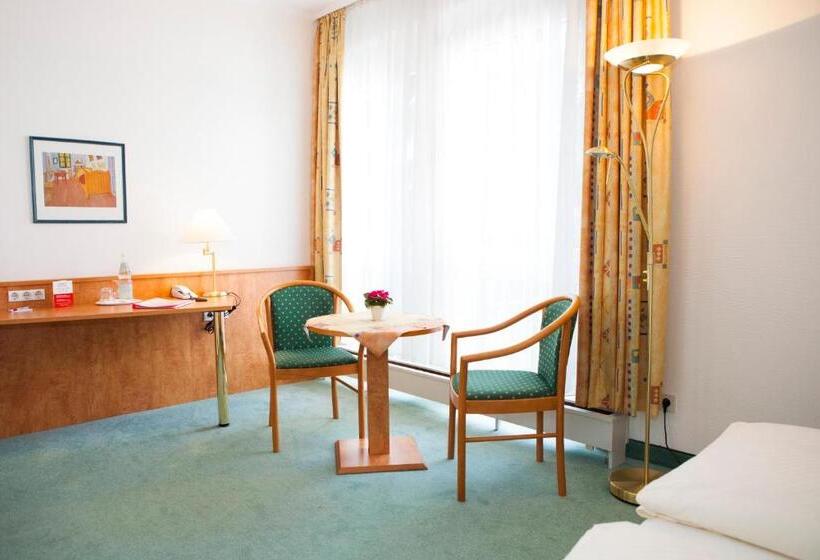 هتل Am Dusseldorfer Platz