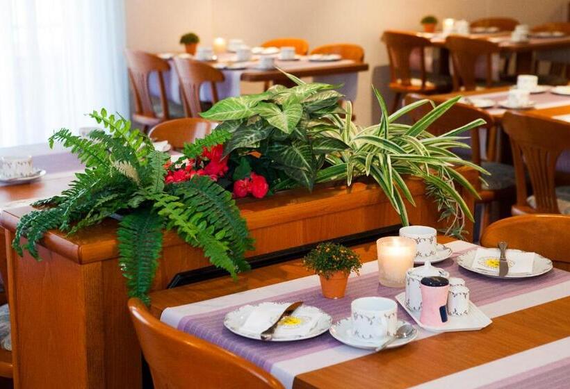 هتل Am Dusseldorfer Platz