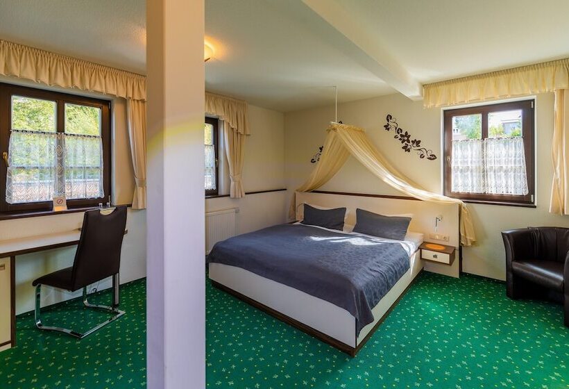 בית מלון כפרי Goldener Hirsch