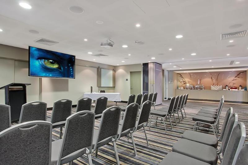 Отель Quality Suites Pioneer Sands