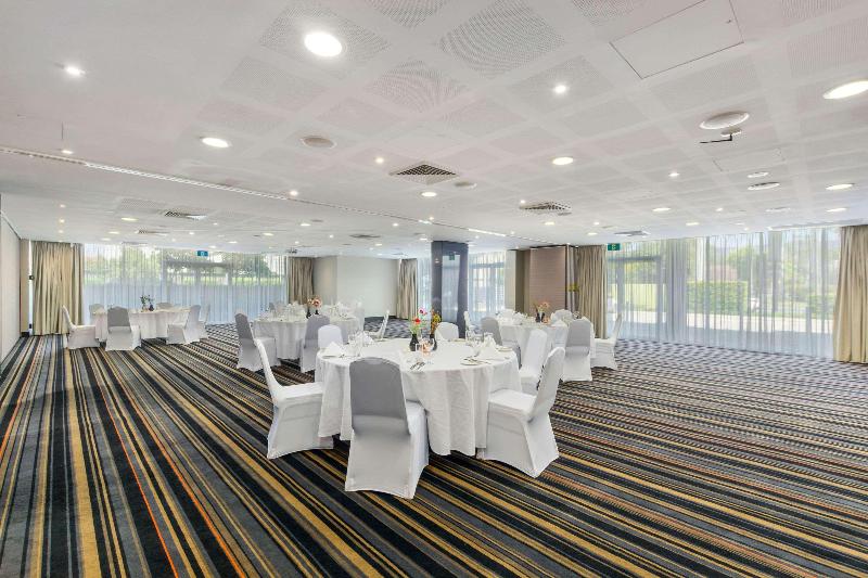 Отель Quality Suites Pioneer Sands