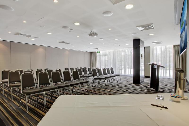 בית מלון כפרי Quality Suites Pioneer Sands