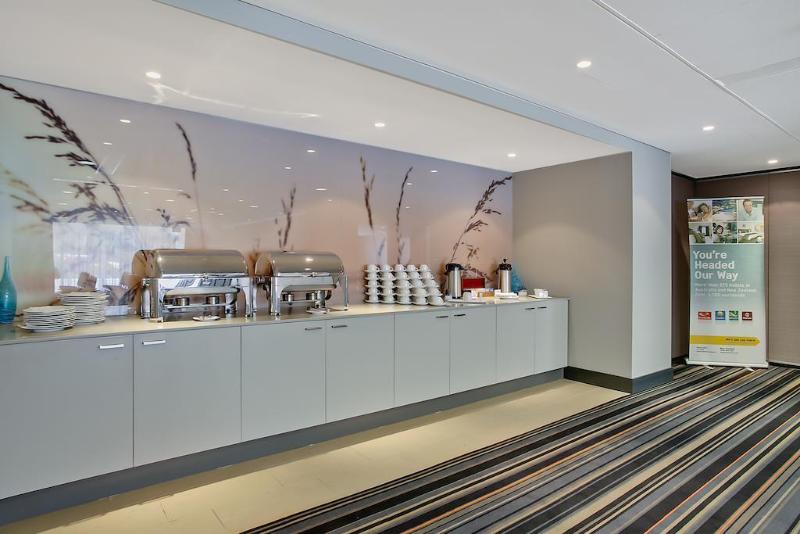 Отель Quality Suites Pioneer Sands