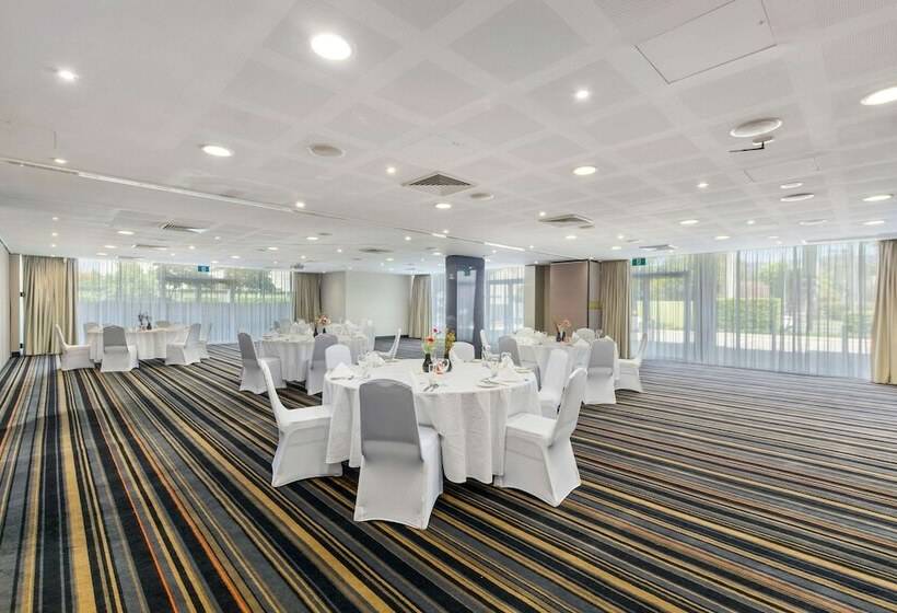 בית מלון כפרי Quality Suites Pioneer Sands