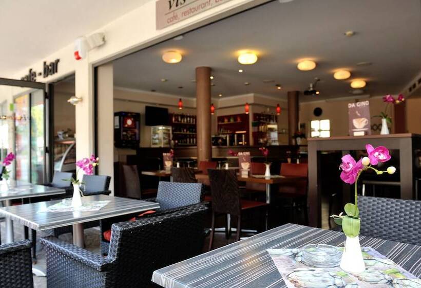 Отель Vis A Vis