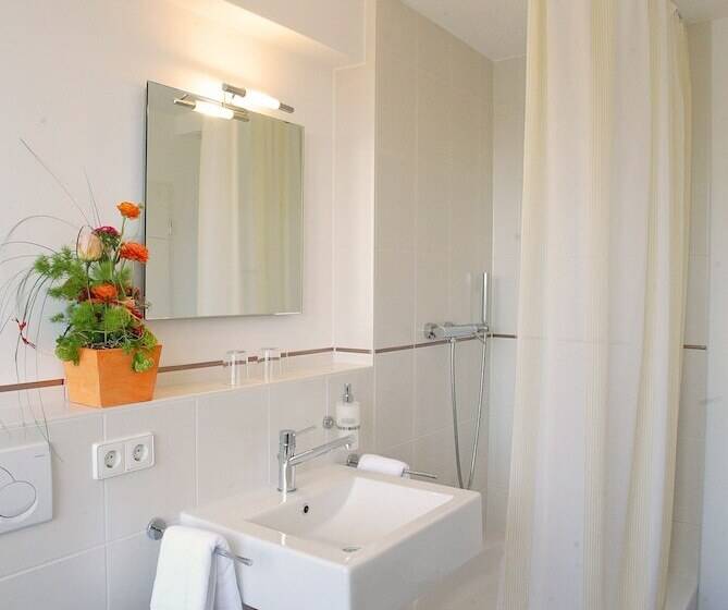 Отель Vis A Vis