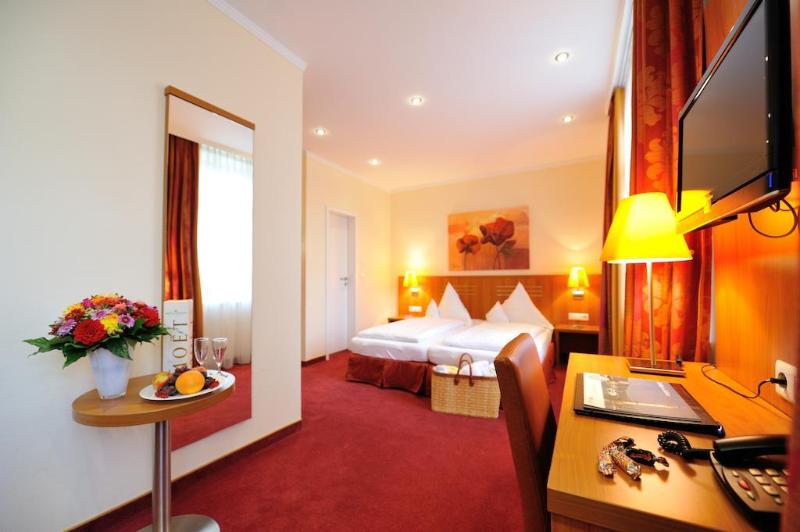 Отель Vis A Vis