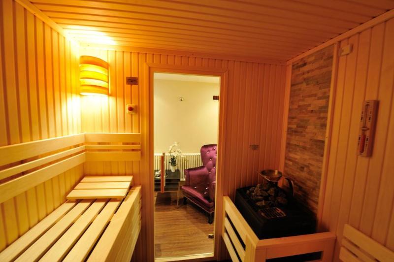 Отель Vis A Vis