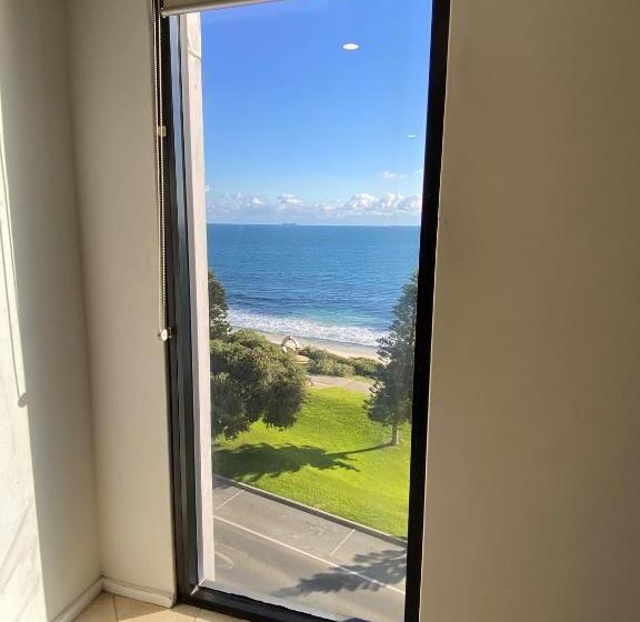 Ocean Beach Hotel