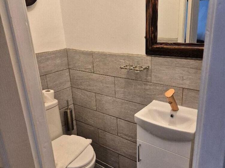 Alexander Hotel Fully Refurbished All Rooms En Suite