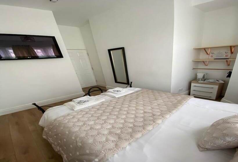 Alexander Hotel Fully Refurbished All Rooms En Suite
