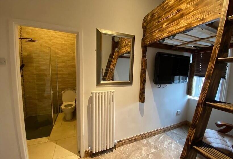 Alexander Hotel Fully Refurbished All Rooms En Suite