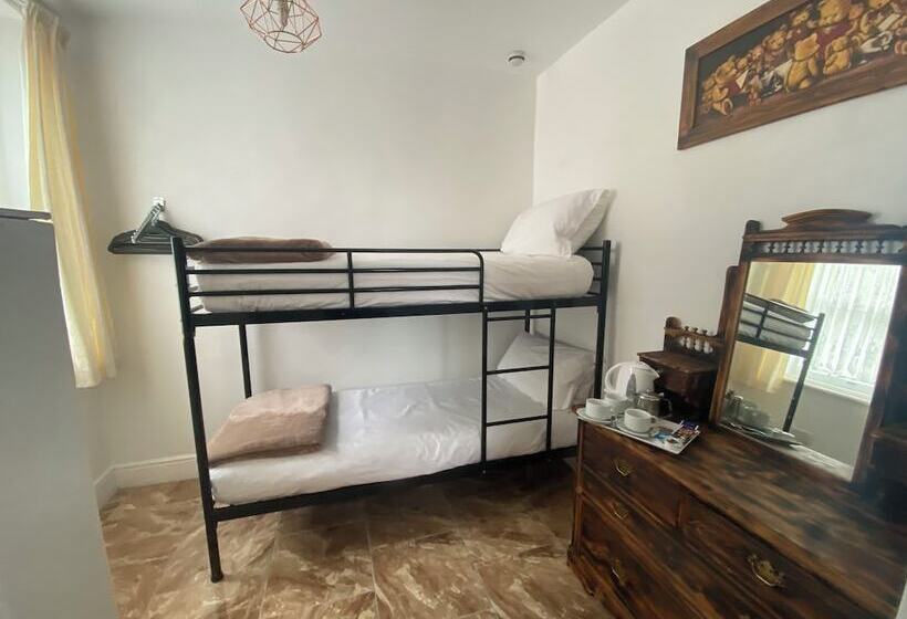 Alexander Hotel Fully Refurbished All Rooms En Suite