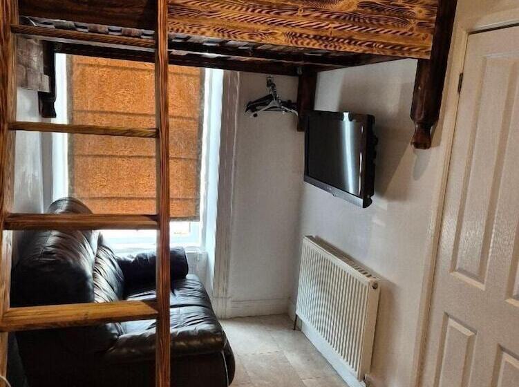 Alexander Hotel Fully Refurbished All Rooms En Suite