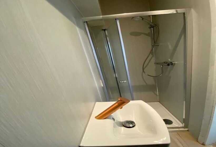 Alexander Hotel Fully Refurbished All Rooms En Suite