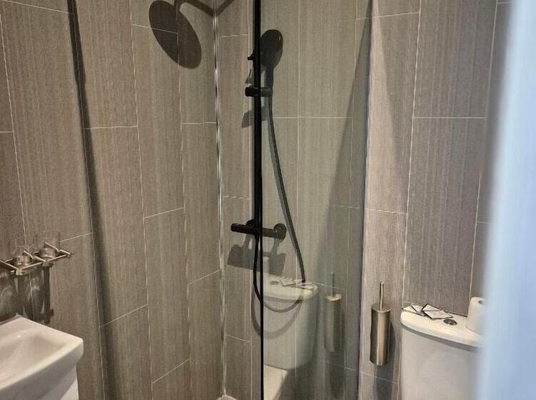 Alexander Hotel Fully Refurbished All Rooms En Suite