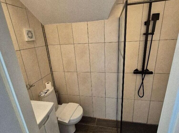 Alexander Hotel Fully Refurbished All Rooms En Suite