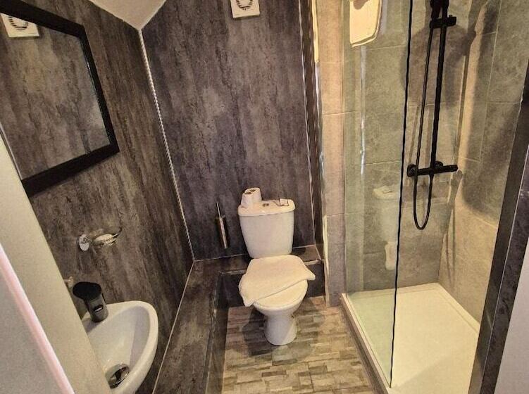 Alexander Hotel Fully Refurbished All Rooms En Suite