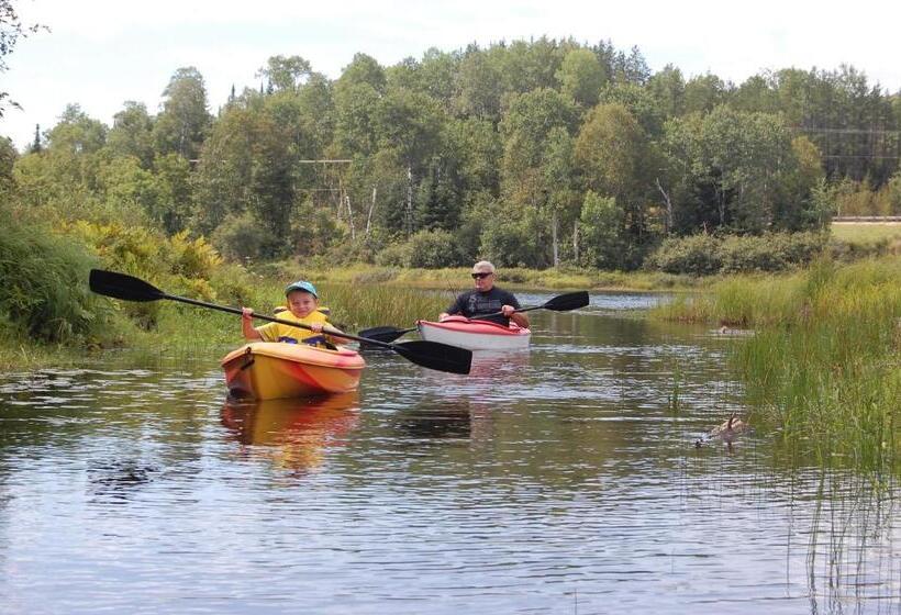 בית מלון כפרי Domaine Le Bostonnais   Le Village En Bois Rond