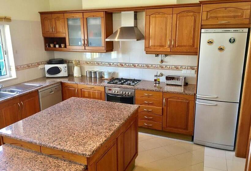 بنسيون Casa Estombar   Private Swimming Pool   Air Conditioning In All Bedrooms   Wifi