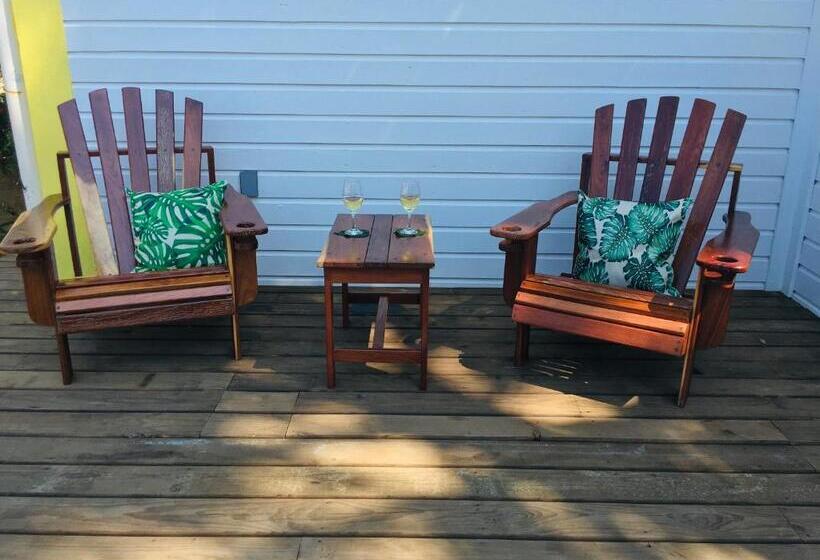 פנסיון Driftwood Gardens Guesthouse