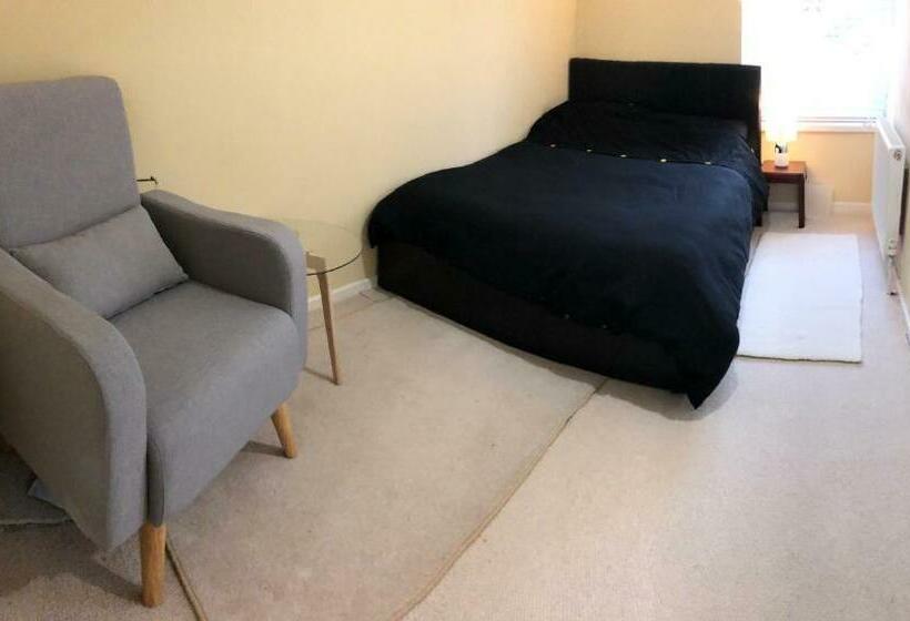 펜션 Private Double Room With New Ensuite Shower Room