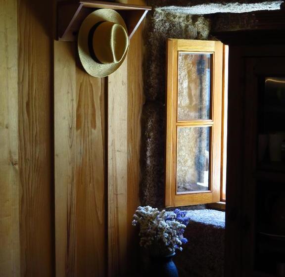 پانسیون Restored, Rustic And Rural Mini Cottage In Typical Portuguese Village