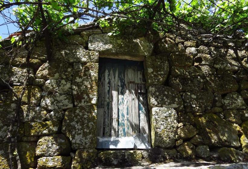 پانسیون Restored, Rustic And Rural Mini Cottage In Typical Portuguese Village