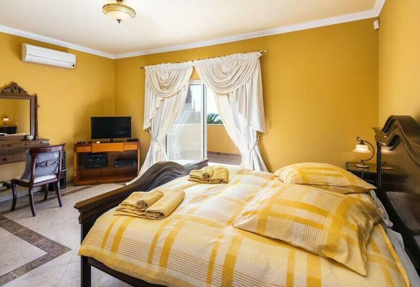 پانسیون Villa Vale De Lapa Amazing Sea Views Heated Swimming Pool Jacuzzi Ac   Stunning House