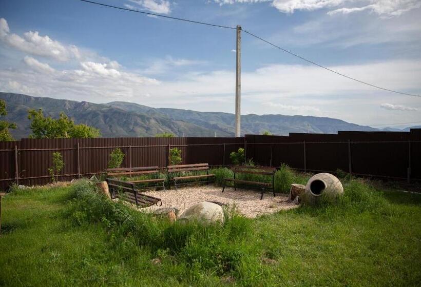 مبيت وإفطار Noravank L And L