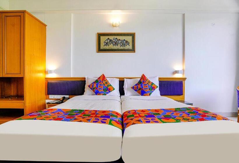 Fabhotel Prime Golden Emerald   Nr St Mary S Church Cni