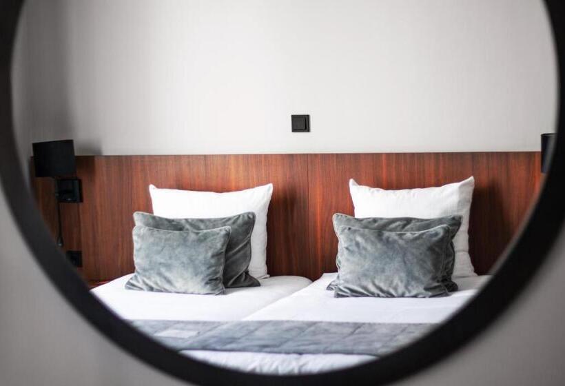 Boutique Hotel First City