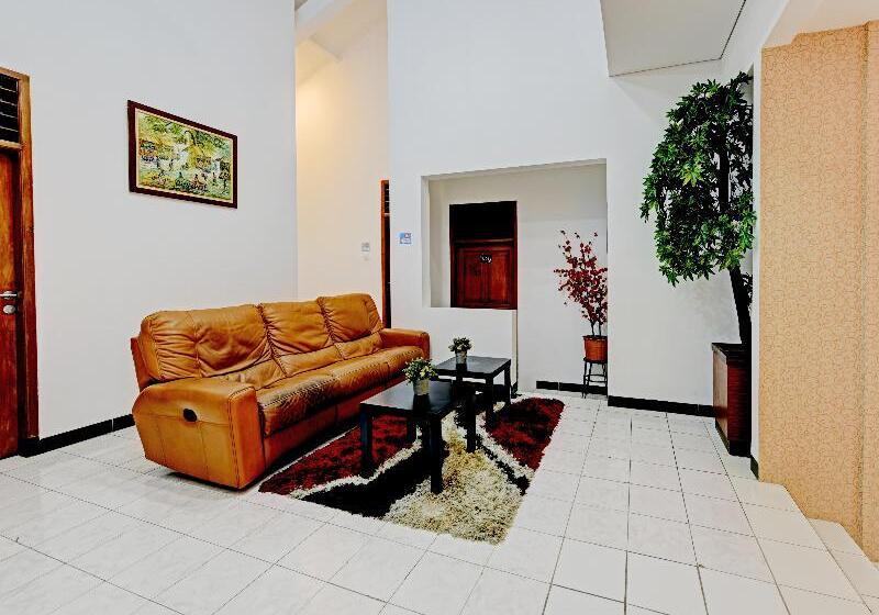 فندق Capital O 90497 Navaya Guest House