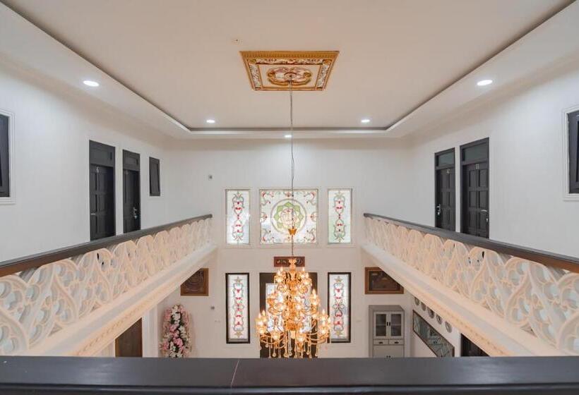 호텔 Family Homestay Syariah Cirebon Mitra Reddoorz