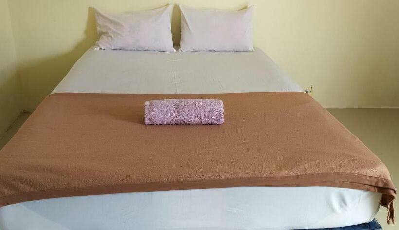 Oyo 90490 Hotel Nyi Rindang