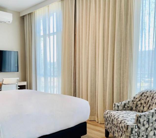 Art House Hotel And Suites