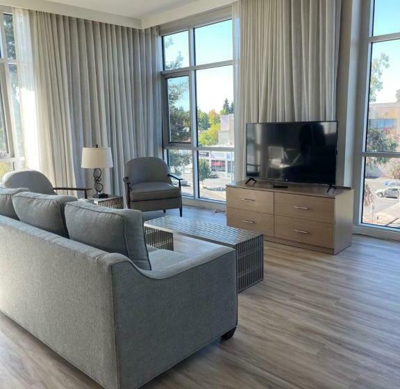 Art House Hotel And Suites