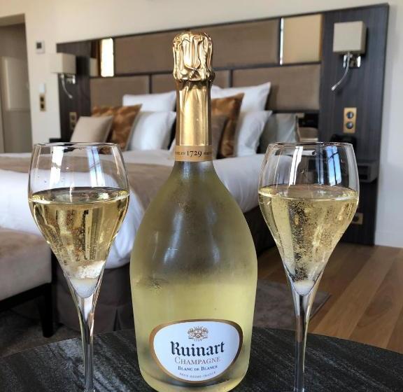 Отель Château De Longpré