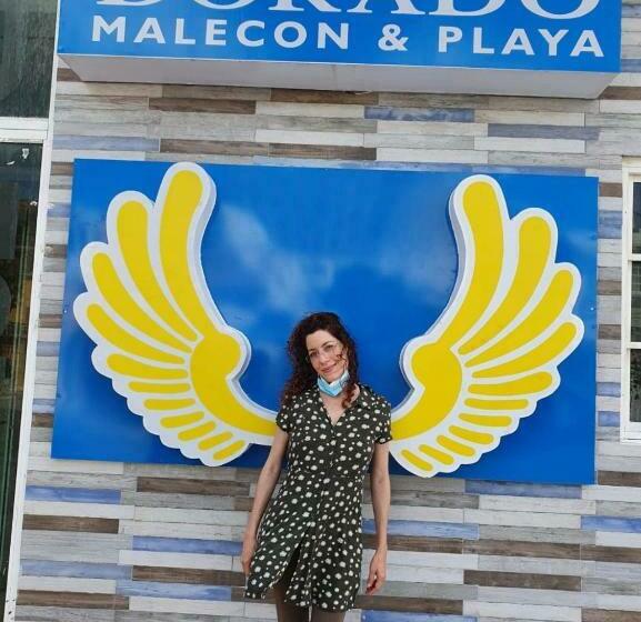 호텔 Dorado A Una Calle De Playa Regatas Y El Malecon