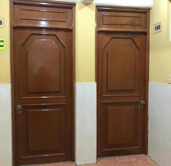 호텔 Dorado A Una Calle De Playa Regatas Y El Malecon