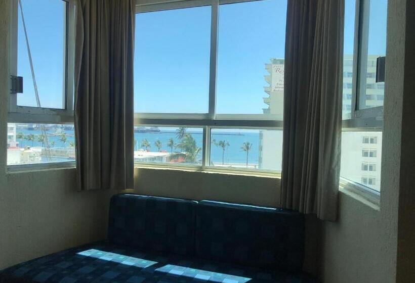 호텔 Dorado A Una Calle De Playa Regatas Y El Malecon