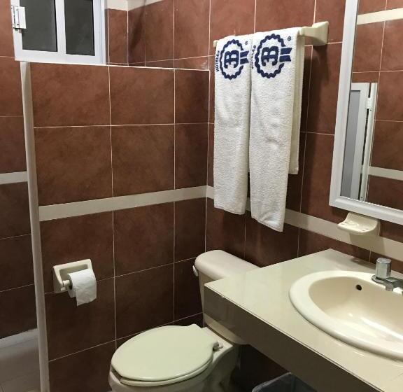 호텔 Dorado A Una Calle De Playa Regatas Y El Malecon