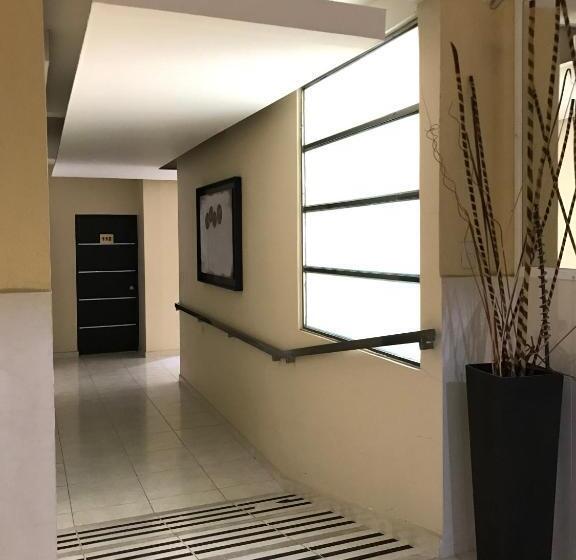 호텔 Dorado A Una Calle De Playa Regatas Y El Malecon