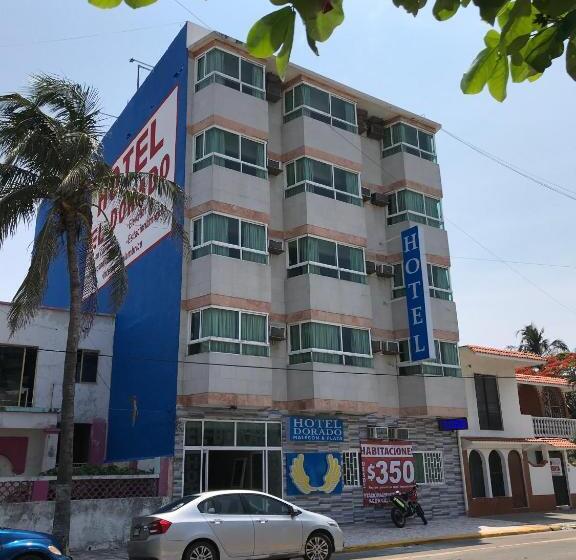 호텔 Dorado A Una Calle De Playa Regatas Y El Malecon