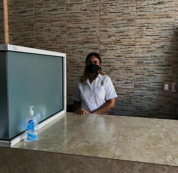 호텔 Dorado A Una Calle De Playa Regatas Y El Malecon