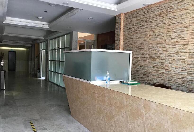 호텔 Dorado A Una Calle De Playa Regatas Y El Malecon