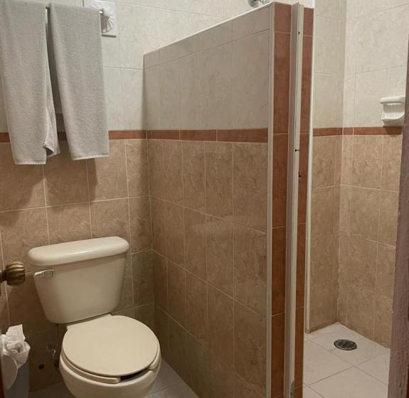 호텔 Dorado A Una Calle De Playa Regatas Y El Malecon