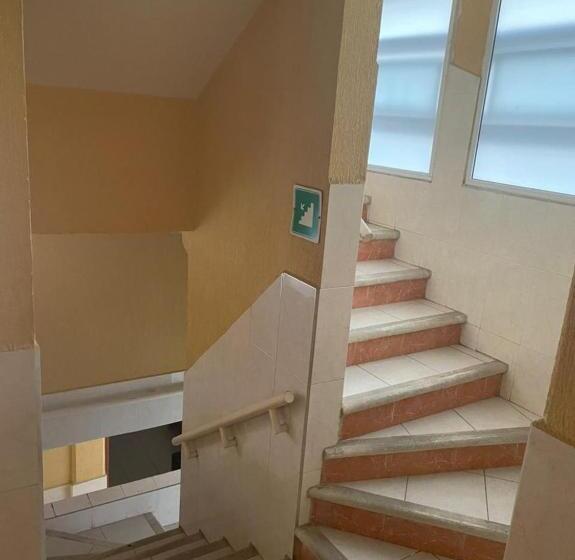 호텔 Dorado A Una Calle De Playa Regatas Y El Malecon