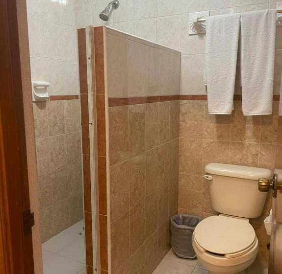 호텔 Dorado A Una Calle De Playa Regatas Y El Malecon